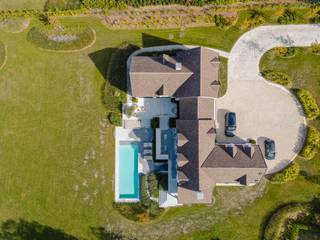 Nestled in a bucolic setting, this exceptional property with ±770m² of living space (according to PEB) extends over more than 45 acres facing west, offering breathtaking views of the fields and the majestic Sonian Forest. A refined lifestyle in a preserved natural environment.<br /><br />Organised on three levels, the villa offers harmonious and bright spaces. The ground floor comprises a fully equipped contemporary kitchen with breakfast area and utility room, a large living room with open fire and a TV lounge. Upstairs: a master suite with custom-made dressing room and private shower room, three bedrooms with dressing rooms, two shower rooms and a laundry room. The lower level houses a bar with dance floor, projection room and gym. The pool house, equipped with a hammam, sauna and shower, opens onto the swimming pool. A double garage, parking for eight cars, a storeroom and technical rooms complete the property. The carefully chosen materials create an elegant and coherent atmosphere.<br /><br />Other features: home automation, Bose audio system, gas heating, dual-flow ventilation, automated blinds, PEB B.<br /><br />Located in Ohain, renowned for its landscapes, prestigious villas and village square ranked among the most beautiful in Belgium, this property will appeal to lovers of elegance and nature.<br /><br />For further information and viewings, please contact our Walloon Brabant office on +32 (2) 898.09.40.