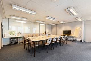 <p><span>Kantoorruimte op een bruikbare vloeroppervlakte van 304 m² met veel potentieel en een ideale ligging. Dit pand bevindt zich nabij de invalswegen van stad Gent waarbij parking Zuid op twee minuten wandel afstand is gelegen. </span></p><p><span>De keuken en het sanitair blok werd in 2024 volledig vernieuwd. De condenserende gasketel en een deel van de beglazing (hoogrendementsglas) dateert tevens van 2024.</span></p><p><span>Verder beschikt deze opportuniteit over een ondergrondse kelderberging. </span></p><p><span> </span></p><p><span>U beschikt over de mogelijkheid tot aankoop van staanplaatsen in de ondergrondse parking. </span></p><p><span> </span></p><p><span>Het bureel behaalt een EPC label B en heeft een blanco asbestattest. Bekijk onze virtuele toer voor een inkijk vooraf en neem contact op met Anthes op het nummer 09/225.00.78 voor een bezichtiging.</span></p>