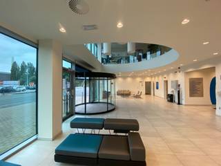 Vlakbij de R4, het klaverblad en de prestigieuze "Ghelamco Arena" kan men deze fenomenale kantoorgebouwen terugvinden. Met zijn unieke ligging en nieuwste technieken is dit een unieke opportuniteit om uw bedrijf te vestigen op een locatie met aanzien en uitstralen.<br />Dankzij de vele glaspartijen geniet men van uitstekende lichtinval met een prachtig zicht op het water.<br />De kantoren zijn instapklaar en hebben een BREEAM Excellent Certificaat. Alsook is er ruime parkeergelegenheid aan de gebouwen.<br /><br /><u><strong>Beschikbaarheden:</strong></u><br />GV: 360 m² <br />+1: 587 m²<br />+2: 625 m²<br /><br /><u><strong>Prijzen:</strong></u><br />€175/m²/jaar<br />gem. kosten: €34/m²/jaar<br />onroerende voorheffing: €11/m²/jaar<br /> <br /><u><strong>Technisch:</strong></u><br />- aardgas<br />- airco<br />- alarm<br />- bronwater<br />- databekabeling<br />- distributie<br />- elektriciteit<br />- gas<br />- internet<br />- kitchenette<br />- klimaatplafond<br />- regenwater<br />- riolering<br />- stadswater<br />- telefoon<br />- verhoogde vloer<br /><br /><strong>Wenst u meer informatie of wil u een bezoek inplannen?<br />Aarzel niet en contacteer Simon De goque via simon.dg@kmovastgoed.be of +32 473 37 55 50</strong>