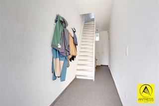 <p><span>Gezinswoning met 3 slaapkamers op top locatie.</span></p><p><span>Deze gezinswoning met drie slaapkamers is ideaal gelegen aan de stadsrand van Lier, in een rustige en verkeersarme straat, op wandelafstand van winkels, scholen, bushaltes en de ringweg. Het charmante stadscentrum en de Lierse stadsvesten bevinden zich op slechts een kwartiertje afstand, wat deze locatie bijzonder aantrekkelijk maakt voor gezinnen en mensen die op zoek zijn naar een goede verbinding tussen rust en bereikbaarheid.</span></p><p><span>De woning zelf biedt heel wat potentieel en is gedeeltelijk gerenoveerd in 2020. Bij het betreden van de woning komt u in de inkomhal die toegang geeft tot een lichtrijke woonkamer. Aansluitend bevindt zich de geïnstalleerde keuken, van waaruit u de badkamer bereikt. Deze is uitgerust met een douchecabine en een wastafel. Aan de achterzijde is er een open ruimte die momenteel dienstdoet als terras met barbecue, maar eenvoudig kan worden ingericht als gezellige stadstuin.</span></p><p><span>Op de bovenverdieping vindt u een nachthal met toegang tot twee ruime slaapkamers. De zolderverdieping is volledig afgewerkt en kan perfect dienen als derde slaapkamer of extra leefruimte. De woning beschikt bovendien over een handige kelder met extra bergruimte.</span></p><p><span>Qua comfort en energiezuinigheid scoort deze woning goed: ze beschikt over </span><span>9 zonnepanelen van 430 Wp</span><span> (samen goed voor 3.870 Wp), </span><span>automatische rolluiken voor- en achteraan</span><span>, een </span><span>centrale verwarming op aardgas met een Junkers-brander</span><span>, en de </span><span>elektriciteit is conform</span><span> de huidige normen. De woning is bovendien </span><span>asbestveilig</span><span> en heeft een </span><span>gunstige EPC-score (klasse C)</span><span>.</span></p><p><span>Tot slot beschikt de woning over </span><span>aangelegde en omheinde buitenruimtes</span><span>, wat bijdraagt aan de privacy en het comfort.</span></p><p><span>Bent u op zoek naar een instapklare woning met potentieel op een topligging? Aarzel dan niet en boek snel uw bezoek via </span><span>Antress Vastgoed</span><span> misschien is dit wel de woning waar u al zo lang naar op zoek bent.</span></p>