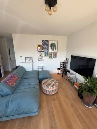 Lichtrijk appartement met terras nabij het Eilandje<br /><br />Dit instapklare en energiezuinige appartement van ca. 70 m² is ideaal gelegen vlakbij het Eilandje. Je steekt simpelweg de straat over en bevindt je meteen tussen tal van winkels, gezellige horecazaken en sportfaciliteiten. Bovendien is er steeds vlot parkeergelegenheid in de straat, bevindt het openbaar vervoer zich op wandelafstand en is er een fietsenstalling voorzien voor 2 fietsen, wat zorgt voor extra comfort en mobiliteit.<br /><br />Het appartement bevindt zich op de derde verdieping en baadt in het licht dankzij de grote raampartijen, wat zorgt voor een bijzonder aangename en open sfeer. De slimme indeling en kwalitatieve afwerking geven het geheel een modern loftgevoel.<br /><br />Het gebouw zelf dateert van 1950, maar het appartement werd volledig nieuw opgebouwd in 2018. Hierdoor geniet je van hedendaags wooncomfort, moderne technieken en een uitstekende isolatie, terwijl je toch in een karaktervol gebouw woont.<br /><br />De lichtrijke leefruimte sluit naadloos aan op een volledig geïnstalleerde keuken. Verder beschikt het appartement over:<br /><br />- Een apart toilet<br />- Een inkomhal met ingebouwde kast<br />- Een praktische berging met tal van legplanken (veel opbergruimte!)<br />- Een moderne badkamer met inloopdouche<br />- Een ruime slaapkamer met ingebouwde kasten, vast kledingrek én airconditioning voor optimaal comfort het hele jaar door<br /><br />Het gezellige terras vormt een extra troef en biedt een fijne buitenruimte om te ontspannen.<br /><br />Daarnaast is het appartement volledig geïsoleerd en energiezuinig, wat zorgt voor een aangenaam wooncomfort en lagere energiekosten. Er is bovendien een privatieve kelderruimte inbegrepen.<br /><br />Extra pluspunten:<br /><br />- Geen lift aanwezig → zeer lage gemeenschappelijke kosten (slechts €17,50/maand)<br />- Mogelijkheid tot overname van meubilair (eettafel, stoelen, zetel en bed)<br />- Houten lamellen, verlichting en het witte aluminium kledingrek in de slaapkamer zijn inbegrepen in de prijs