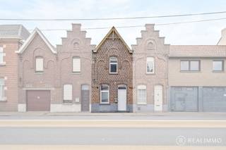 In het hart van Anzegem, op een boogscheut van het station en vlakbij het centrum, scholen, winkels en openbaar vervoer, vind je deze charmante...