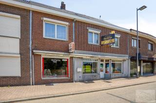In het gezellige centrum van Gruitrode vind je deze ruime woning met een geïntegreerde handelsruimte.Dankzij de centrale ligging en de indeling is...