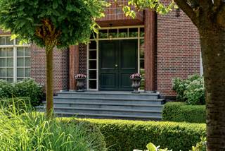 Cette villa impressionnante vous accueille avec une atmosphère de classe et de tranquillité, magnifiquement située sur un terrain de 3 241 m²...