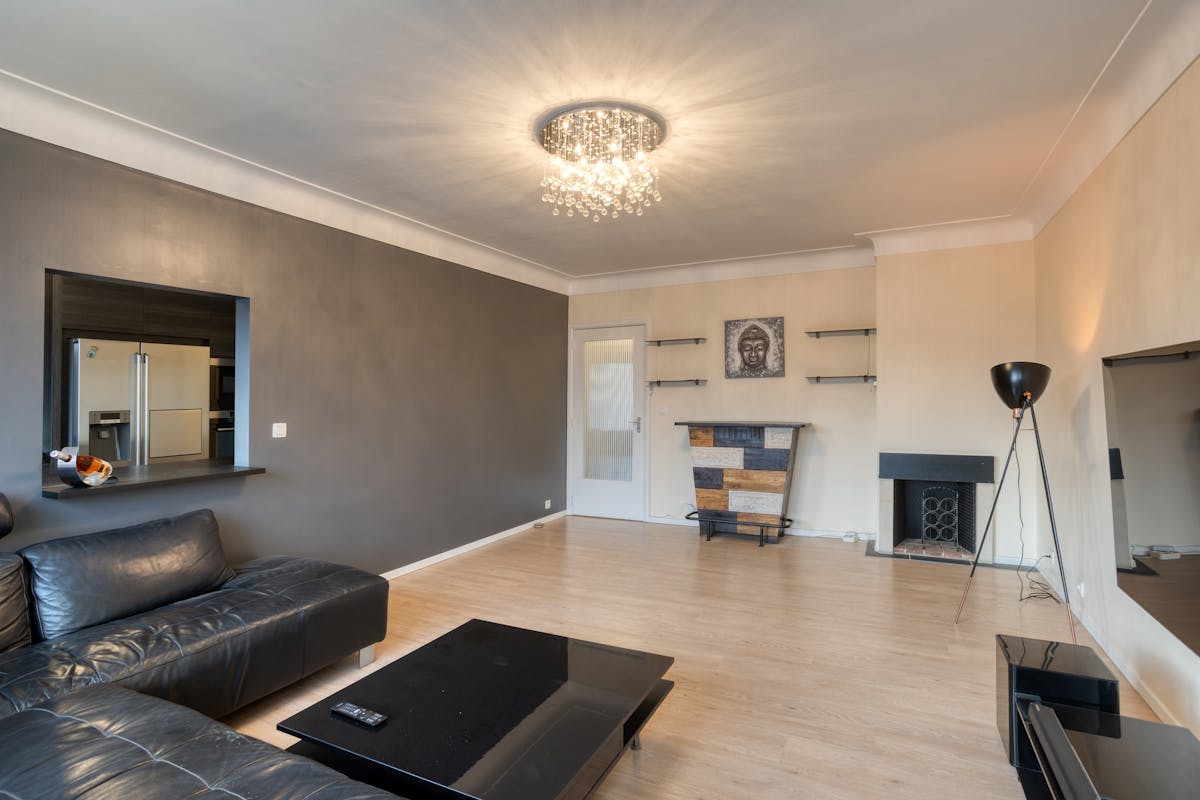 Totally renovated apartment with 2 bedrooms, terrace and private garage in the center of Strombeek - photo 3