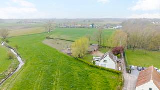 Charmante vrijstaande woning met achterliggend weiland, op een verrassend vlot bereikbare ligging nabij het centrum van Meulebeke<br /><br />Op zoek naar een woning waar u kan genieten van een landelijk gevoel, zonder in te boeten aan bereikbaarheid? Deze gezellige vrijstaande woning combineert het beste van twee werelden: ruimte en groen, en toch op korte afstand van het centrum van Meulebeke.<br /><br />De woning wordt omgeven door een aangename tuin en beschikt bovendien over een achterliggend weiland, wat het landelijke karakter extra in de verf zet en tal van mogelijkheden biedt voor wie houdt van buitenruimte en natuur.<br /><br />HUIDIGE INDELING:<br /><br />GELIJKVLOERS:<br />Inkomhall met gastentoilet en vestiaire. Gezellige leefruimte met zithoek en eetplaats die uitkijkt op de tuin. Functionele keuken met ontbijthoek, voorzien van kasten, dampkap, dubbele spoelbak, keramische kookplaat, oven en koelkast. Aansluitend bevinden zich een wasplaats en praktische berging.<br /><br />VERDIEPING:<br />Nachthall, drie volwaardige slaapkamers en een ingerichte badkamer met toilet, douche in ligbad en dubbele lavabo.<br /><br />ZOLDERVERDIEPING:<br />Ingerichte zolderkamer die perfect kan dienen als extra slaapkamer, hobbyruimte of bureau.<br /><br />BUITENRUIMTE:<br />Parkeren kan vlot naast de woning. De ruime tuin vormt samen met het achterliggende weiland een bijzonder aangenaam geheel. Daarnaast is er een grote tuinberging met carport aanwezig.<br /><br />De woning beschikt over een comfortabel EPC-label C en is uitgerust met zonnepanelen, wat bijdraagt aan een energiezuinig en hedendaags wooncomfort.<br /><br />NIEUWSGIERIG? We hebben een bezoekmoment vrijdag 17 april tussen 16 en 18 uur; bezoeken kan na voorafgaandelijke inschrijving.