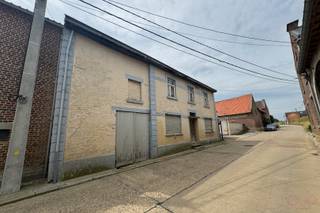 Deze hoevewoning inclusief grote veestal en open schuur is gelegen in de Haspengouwlaan 13, Heers, op een zuidelijk georiënteerd perceel van 69a20ca in totaliteit. Ze ligt landelijk en rustig, en slechts op 10 minuten van de E40 richting Brussel en Luik alsook met een zeer goede verbinding richting Tongeren en Borgloon.<br /><br />De grote troeven van dit perceel zijn de verschillende opstallen, waaronder een open loods – ideaal als opslagruimte voor materiaal, voertuigen of landbouwgereedschap – en een veestal, die perfect dienst kan doen voor het houden van dieren of mits aanpassingen kan dienen als stockageruimte. De grote poort aan de achterzijde van de stalling, is eveneens toegankelijk voor grote camionettes.<br /><br />De hoevewoning zelf biedt tal van mogelijkheden, maar dient volledig gerenoveerd te worden. Enerzijds heeft men door de vele benutbare oppervlakten tal van mogelijkheden qua renovatie. Anderzijds kan men ervoor kiezen om bepaalde gedeelten af te breken en volledig te vernieuwen. Uiteraard allemaal onder voorbehoud van het verkrijgen van de nodige vergunningen.<br /><br />Meer info of wenst u een bezoek? Aarzel niet en bel ons snel op 011 70 70 19.