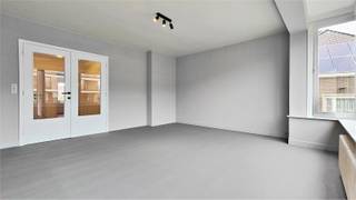 Centraal en rustig gelegen 2-slaapkamerappartement in een mooie straat in Avelgem, vlakbij winkels, apotheek, cultuur en natuur (Scheldemeersen op 300 meter). Het appartement beschikt over een badkamer, keuken, vloeren, muren, etc... Bij het binnengaan via de traphal (geen lift aanwezig) kom je in een ruimte inkom met toegang tot de diverse ruimtes. De leefruimte is zonnig, zuidoost gericht en geeft je een vrij gevoel door zijn ligging naar achter ten opzichte van de straat. De keuken omvat alle nodige toestellen (vaatwas, oven, koelkast, kookplaten en dampkap). Centraal vind je de badkamer met douche, het toilet en een wasplaats/berging. Het appartement heeft 2 volwaardige grote slaapkamers, waarvan 1 met een terras.Uiterst lage syndickosten (eigen beheer, geen lift). Huurprijs: 665 euro/maandSyndic: 20 euro/maand (vaste prijs)Huurwaarborg: 3 maanden huur