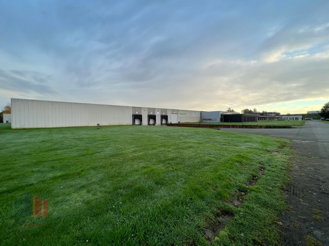 Bedrijfsgebouw op topligging met visibiliteit van de E17 te Sint-Niklaas - foto 2