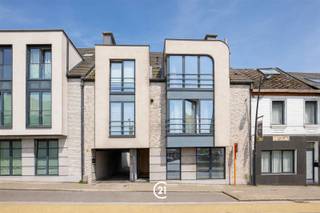 Doe een bod vanaf 175 000 euroBent u op zoek naar een instapklaar appartement of een interessante investering? Dit verzorgde appartement op de eerste verdieping is uitstekend gelegen, recht tegenover Delhaize. Dankzij de centrale ligging bevinden winkels, scholen, openbaar vervoer, het station en de E40 zich vlakbij. Ook Aalst is vlot bereikbaar. Voor wie van natuur en ontspanning houdt, liggen de natuurdomeinen Gerstjens en Osbroek en de Dender op korte afstand. Het appartement beschikt over een lichtrijke leefruimte met open, uitgeruste keuken, één ruime slaapkamer, een badkamer met douche en lavabomeubel, een afzonderlijk toilet en een praktische berging met aansluitingen voor wasmachine en droogkast. Een staanplaats achter het gebouw kan apart worden aangekocht voor € 17.000.Een ideale combinatie van comfort, centrale ligging, bereikbaarheid en natuur – zowel voor eigen bewoning als investering.