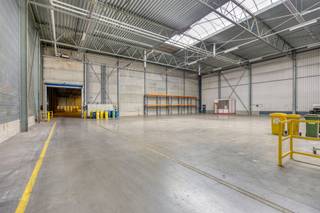 Ce centre de distribution récent est situé à Dilsen-Stokkem, stratégiquement situé entre l'E314 et la frontière néerlandaise, avec une combinaison d'environ 10 000 m² d'espace d'entrepôt et de bureaux en option. Grâce à la connexion directe à l'E314, ce site bénéficie d'une excellente accessibilité aux principaux centres logistiques de Belgique et de la région frontalière avec les Pays-Bas.<br /><br />L'entrepôt a une superficie d'environ 10 000 m² et convient à diverses activités logistiques. De plus, des places de parking sont prévues sur le site et il est possible de louer des bureaux supplémentaires.<br /><br />Spécifications<br /><br />- hauteur libre : env. 4,5 m à 8 m<br />- possibilité de quais de chargement<br />- 5 portes sectionnelles<br />- bonne accessibilité pour le trafic de marchandises<br /><br />Le bâtiment est immédiatement disponible et constitue une opportunité intéressante pour les entreprises à la recherche d'un espace logistique stratégiquement situé dans le Limbourg.<br /><br />Intéressé ? jeroen.saenen@hotmail.com - 0472 18 38 10