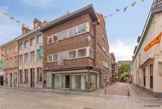 <p><span>Karaktervol hoekpand met handelsruimte en ruime woning op een absolute topligging aan de Bosstraat in Maaseik.</span><span> </span></p><p><span> </span></p><p><span> </span></p><p><span>Dit veelzijdige eigendom combineert wonen en werken op een uitstekende locatie en biedt tal van mogelijkheden voor zelfstandigen, vrije beroepen of investeerders.</span></p><p><span> </span></p><p><span> </span></p><p><span>ALGEMEEN:</span></p><ul><li><span>Uitstekende, centrale ligging aan de Bosstraat en de rustige Vossenbergstraat.</span></li><li><span>Bouwjaar: 1939.</span></li><li><span>EPC-label C, waardoor het pand niet onderhevig is aan de renovatieverplichting.</span></li><li><span>Perceeloppervlakte: 1a21ca.</span></li><li><span>KI: €1.591.</span></li><li><span>Verwarming op aardgas met twee afzonderlijke cv-ketels voor de handelsruimte en de woning.</span></li><li><span>PVC-ramen met dubbele beglazing.</span></li><li><span>De woning is volledig uitgerust met elektrische zonnewering voorzien van sensoren (geplaatst circa 10 jaar geleden).</span></li><li><span>Het dak werd ongeveer 15 jaar geleden volledig vernieuwd.</span></li></ul><p><span> </span></p><p><span> </span></p><p><span>INDELING:</span></p><p><span>HANDELSRUIMTE (+/- 100 m²):</span></p><ul><li><span>Commerciële ruimte met een goede zichtbaarheid dankzij de hoekligging en directe toegang via de Bosstraat. Uitgerust met een alarminstallatie en veiligheidsrolluiken.</span></li><li><span>Ruime winkelruimte met donkere laminaatvloer en grote vitrines langs zowel de Bosstraat als de Vossenbergstraat, wat zorgt voor een maximale lichtinval en optimale visibiliteit.</span></li><li><span>Berging.</span></li><li><span>Ruimte met kitchenette voorzien van een spoeltafel.</span></li><li><span>Extra bergruimte met aansluitend gastentoilet en fonteintje.</span></li><li><span>Rechtstreekse toegang tot de gezamenlijke kelder en de achterliggende woning.</span></li></ul><p><span> </span></p><p><span> </span></p><p><span>WONING:</span></p><p><span>GELIJKVLOERS (toegankelijk via de Vossenbergstraat)</span></p><ul><li><span>Royale inkomhal met houten trap naar de eerste verdieping. De inkomhal is afgewerkt met een donkere natuurstenen vloer en biedt toegang tot zowel de kelder als de handelsruimte.</span></li></ul><p><span> </span></p><p><span> </span></p><p><span>EERSTE VERDIEPING:</span></p><ul><li><span>Polyvalente ruimte, ideaal als bureau, leeshoek of hobbyruimte, afgewerkt met een parketvloer.</span></li><li><span>Keuken voorzien van een vaatwasser, spoeltafel, kookvuur en oven. De toestellen zijn aan vernieuwing toe.</span></li><li><span>Gezellige leefruimte met authentieke parketvloer die zorgt voor een warme en karaktervolle uitstraling.</span></li><li><span>Badkamer uitgerust met een ruime douche, wastafel en kastruimte.</span></li><li><span>Apart toilet met fonteintje.</span></li><li><span>Slaapkamer 1, gelegen aan de Bosstraat, met een aangenaam uitzicht op de omgeving.</span></li><li><span>Trap naar de tweede verdieping.</span></li></ul><p><span> </span></p><p><span> </span></p><p><span>TWEEDE VERDIEPING:</span></p><ul><li><span>Nachthal met groot schuifraam dat uitgeeft op een ruim en zonnig stadsterras van circa 21 m², een heerlijke plek om in alle rust van het buitenleven te genieten.</span></li><li><span>Slaapkamer 2 met rechtstreeks toegang tot het terras via een schuifraam.</span></li><li><span>Slaapkamer 3.</span></li><li><span>Slaapkamer 4.</span></li><li><span>Slaapkamer 5.</span></li><li><span>Vaste trap naar de zolderverdieping.</span></li></ul><p><span> </span></p><p><span> </span></p><p><span>ZOLDERVERDIEPING:</span></p><ul><li><span>Ruime polyvalente zolder met tal van uitbreidings- en inrichtingsmogelijkheden.</span></li></ul><p><span> </span></p><p><span> </span></p><p><span>KELDERVERDIEPING:</span></p><ul><li><span>Praktische kelder, verdeeld over drie afzonderlijke ruimtes en bereikbaar vanuit zowel de handelsruimte als de woning. Ideaal voor extra opslag.</span></li></ul><p><span> </span></p>