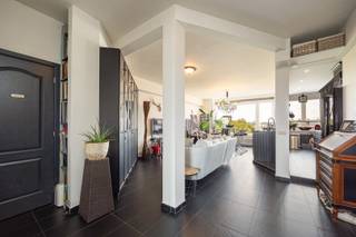 Wonen op ‘t Zuid en toch meteen op de Ring of in het centrum van Antwerpen?Welkom in dit lichtrijke en stylishe appartement op de 5e verdieping – mét...