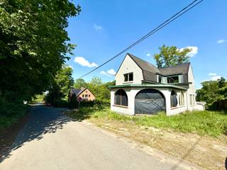 MAISON DE CHARME, dans une rue en cul-de-sac au bord de la FORÊT DU KLUIS! Entièrement ENTOURÉE DE VERDURE !Vendue en état casco (déjà partiellement...