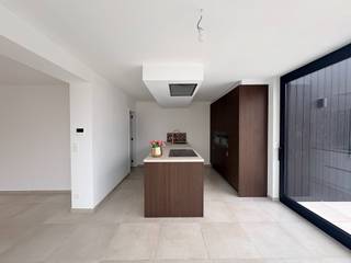 <p>De lichtrijke keuken en leefruimte vormen het hart van deze woning die vanaf de eerste stap overtuigt. De hoge afwerkingsgraad zorgt voor een verzorgd geheel waarin kwaliteit overal merkbaar is. Dankzij de energiezuinige opbouw woont u comfortabel en met een beheersbaar verbruik. De gunstige ligging en de instapklare staat maken dit pand meteen bruikbaar, zonder dat er nog werken nodig zijn.<br /><br />Is dit de woning waar u naar op zoek bent?<br /><br /><strong>Troeven</strong> <br />- Volledig gerenoveerd 2026<br />- EPC A (64 kWh/m²) + zonnepanelen + warmtepomp = minimale energiekost<br />- 3 slaapkamers — perfect voor een (jong) gezin<br />- 150 m² bewoonbaar<br />- Gunstige ligging<br />- Volledig instapklaar <br /><br />Interesse? Contacteer Geoffrey op 0486/04.47.64 voor een bezichtiging.<br /><br /><strong>Dit is een vanafprijs!</strong><br /> </p>