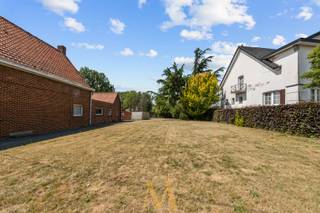 Te renoveren alleenstaande woning met bouwgrond op toplocatie in Anzegem.Op een uitstekende ligging tussen het centrum van Anzegem en de E17 vindt u...