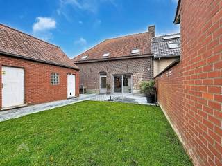 Deze halfopen woning combineert ruime volumes, praktisch wooncomfort en uitstekende parkeermogelijkheden op privatief terrein.De lichtrijke...