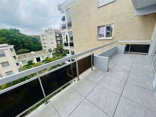 Brugge, vlak bij het Station en Katelijnepoort.<br />Ontzettend <u><strong>lichtrijk zonnig</strong></u> instapklaar <strong><u>appartement i</u></strong>n vooraanstaand gebouw met <u><strong>groot zonneterras, 2 slaapkamers en grote autostaanplaats.</strong></u><br />Omvat ruime inkomhal, <u><strong>living van 45 m²</strong></u> uitgevend op prachtig ZONNETERRAS, gastentoilet ,ingerichte keuken, badkamer met inloopdouche en twee lichtrijke slaapkamers (1 ook met zonnebalkon en berging). <u><strong>CIRCA 95 m²</strong></u><br />Bij het appartement hoort een<u><strong> grote autostaanplaats</strong></u> en een kelderberging.<br /><br />PICO BELLO VERZORGD gewoon verhuizen !<br />ZALIG WONEN !<br /><br />