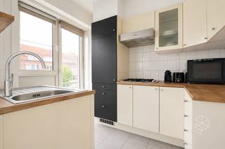 Ruim 2 slpk appartement op wandelafstand van 't Zand. INDELING: inkom met ingemaakte vestiaire kast, brede woonkamer, ingerichte open keuken (frigo, vaatwas, kookplaat, oven en dampkap) met balkon. Nachthal met afzonderlijk toilet, douchekamer met nog te vernieuwen lavabomeubel, douche en aansluiting wasmachine. 2 slaapkamers. Zuidgericht terras aan de achterkant met opbergkast. Twee bergingen in de kelderverdieping. Gemeenschappelijke fietsenberging. Het appartement wordt volledig opnieuw geschilderd en is voorzien van nieuwe inbouwspots. CV op aardgas. <br /><br />RICHTPRIJS 235.000 EUR - Ieder bod wordt voorgelegd aan de eigenaars, die al dan niet kunnen ingaan op dit aanbod.<br /><br />Contacteer PERSPECTIEF VASTGOED – 7 op 7 bereikbaar – voor meer informatie of een bezoek.<br />Bel 050/550.750 of mail naar info@perspectiefvastgoed.be.<br />