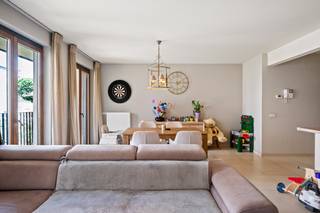 Op een toplocatie, op wandelafstand van het bruisende centrum van Lier, bevindt zich dit instapklare en lichtrijke appartement met twee slaapkamers, een aangenaam terras en een ondergrondse parkeerplaats. Dankzij de gunstige ligging geniet u van een vlotte bereikbaarheid van winkels, scholen en openbaar vervoer.<br /><br />Via de inkomhal, voorzien van een gastentoilet en vestiaire, betreden we het appartement. De ruime en lichtrijke leefruimte biedt voldoende plaats voor een gezellige zithoek en een aparte eetruimte. Vanuit de eetplaats heeft u rechtstreeks toegang tot het zonnige terras, waar het heerlijk vertoeven is. De open keuken sluit naadloos aan op de leefruimte en is uitgerust met de voornaamste toestellen. Aansluitend bevindt zich een praktische berging. Via de nachthal bereikt u de twee slaapkamers en de badkamer, die is ingericht met een ligbad, een aparte douche en een dubbele lavabo. De ondergrondse parkeerplaats dient mee aangekocht te worden voor € 20.000.<br /><br />Bovendien beschikt het appartement over een conforme elektrische keuring en een uitstekende energiescore (EPC A – 92 kWh/(m² jaar)), wat garant staat voor een energiezuinige en comfortabele woonervaring.<br /><br />Dit is een uitstekende opportuniteit als u op zoek bent naar een lichtrijk appartement met twee slaapkamers, terras en een parkeerplaats te Lier. Contacteer ons voor meer informatie op 0479 13 63 69 of via info@boonstravastgoed.be.<br /><br />Bijzonderheden:<br />- Terras<br />- Parkeerplaats<br />- 2 slaapkamers