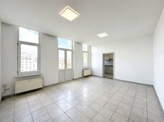 <p>Appartement prêt à emménager à louer dans un emplacement de premier choix près de la gare centrale d'Anvers !</p><p>Vous recherchez un appartement confortable dans un emplacement de choix au cœur d'Anvers ? Alors cet appartement prêt à emménager, situé au troisième étage au 10-11 Koningin Astridplein (2018 Anvers), est exactement ce qu'il vous faut.L'appartement dispose d'un espace de vie lumineux, d'une chambre confortable, d'une cuisine fonctionnelle et d'une salle de bains avec WC. Grâce à ses grandes baies vitrées, vous profiterez toute la journée d'une agréable lumière naturelle, ce qui confère à l'appartement une atmosphère spacieuse et chaleureuse.</p><p>Son emplacement est un atout indéniable. L’appartement se trouve juste en face de la gare centrale d’Anvers, avec d’excellentes liaisons en train, tram et bus. Le Meir est à seulement 5 minutes à pied et vous trouverez à proximité immédiate un large choix de magasins, supermarchés, restaurants et toutes les commodités nécessaires.</p><p>En bref, un appartement prêt à emménager, bénéficiant d’un emplacement exceptionnel, idéal pour ceux qui souhaitent vivre en centre-ville avec toutes les commodités à portée de main.</p>