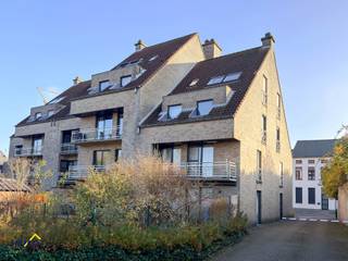 Dit appartement bevindt zich op de 1ste verdieping van een verzorgd gebouw en biedt een praktische indeling: een inkomhal met apart gastentoilet,...