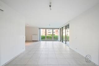 <span>Très joli appartement spacieux avec une chambre et une grande terrasse avec vue sur le jardin et l'étang commun comprenant un hall, un coin buanderie, une grande pièce de vie avec coin cuisine, une salle de bains équipée. Cet appartement est conçu pour PMR.</span>