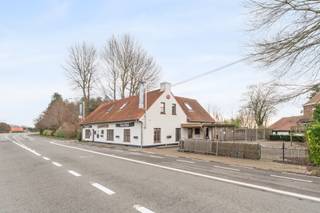 Dit charmant handelspand met woongelegenheid bevindt zich langs de verbindingsweg tussen Veurne en Nieuwpoort.HANDELSGEDEELTE Het handelsgedeelte...