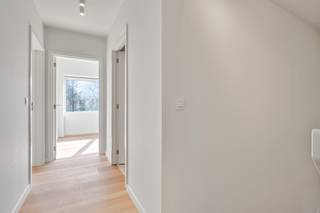 Op een rustige maar toch centrale ligging nabij station Gent-Sint-Pieters vind je dit volledig gerenoveerd appartement op het gelijkvloers met een privé-tuin, tot in de puntjes afgewerkt met oog voor detail en met gebruik van kwalitatieve materialen.<br />Het appartement straalt moderniteit en comfort uit, met grote glaspartijen en een slimme, praktische indeling. De gezellige leefruimte staat garant voor een licht en ruimtelijk gevoel; de open keuken is volledig uitgerust en ontworpen in een strak, modern design, ideaal voor wie houdt van stijlvol koken.<br />De twee badkamers zijn smaakvol ingericht en voorzien van een douche. Het appartement beschikt over vier comfortabele slaapkamers, perfect voor een (samengesteld) gezin of wie een extra ruimte zoekt.<br />De privétuin biedt een extra plekje om van de buitenlucht te genieten, terwijl het gemeenschappelijke Olympiadeplein extra ontspanningsmogelijkheden biedt.<br />Met een EPC-score van A, een warmtepomp en vloerverwarming combineert dit appartement modern wooncomfort met energiezuinigheid. Gelegen in een rustige, residentiële buurt, biedt het een ideale balans tussen sereniteit en een uitstekende bereikbaarheid, op korte afstand van de stad Gent.<br />Extra troeven zijn de private (fietsen)berging op het gelijkvloers.<br /><br />Huurprijs: €1845 plus €155 gemeenschappelijke kosten<br /><br />Bezoek? Bel Matthias 0497/76.84.89