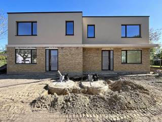 <strong>Kies voor modern, energiezuinig en zorgeloos wonen nabij centrum Wetteren.<br /><br />LIGGING<br /></strong>In een rustige doodlopende straat, nabij de Markt en het gezellige centrum van Wetteren, verrijst een exclusief nieuwbouwproject met slechts 6 woningen in een hedendaags moderne architectuur.<br /><br />Goede verbindingen met de E40 en Brusselsesteenweg brengen u snel naar Gent of Brussel. Daarnaast bevinden winkels, scholen, openbaar vervoer, wandel- en fietsroutes zich allemaal op een steenworp. <br /><br /><strong>(MOBISCORE: 8,3/10)</strong><br /><br /><strong>INDELING <br /><br /></strong>De woning biedt een uitstekende energieprestatie dankzij vloerverwarming via warmtepomp, zonnepanelen en een ventilatiesysteem D. <br /><br />U komt binnen via de inkomhal met vestiaire, een berging, een gastentoilet en toegang tot de leefruimte. <br />Geniet van een lichtrijke leefruimte met open keuken voorzien van kookeiland en ontbijtcorner.<br />Het ruime terras en de tuin vormen het verlengstuk van uw woonkamer, wat de uitzonderlijke woonbeleving bevordert. <br />Hier kan u met vrienden of familie genieten van onvergetelijke momenten die er écht toe<br />doen!<br /><br />Op het verdiep vindt u 3 slaapkamers, een apart toilet, een extra berging en een badkamer. Deze is voorzien van ligbad, douche en een dubbele wastafel. <br /><br /><strong>EXTRA TROEF <br /></strong><br />Deze halfopen bebouwing beschikt over 2 private autostaanplaatsen die inbegrepen zijn in de prijs! <br /><br /><strong>Hier leeft u in alle rust, omgeven door groen en toch dicht bij alles wat telt.<br /></strong><br />Contacteer Kevin: <strong>0476 66 55 50<br /><br /></strong>(Oppervlakten geraamd, sommige foto’s zijn van een referentieproject of zijn renders)