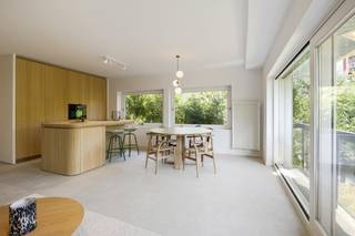 <strong>Knokke: Stijlvol gerenoveerd gelijkvloers appartement te koop met 3 slaapkamers en uniek zicht op het IJzerpark.</strong><br /><br />Op een uitstekende ligging in de Diksmuidestraat 38 te Knokke bevindt zich dit volledig gerenoveerde gelijkvloerse appartement, waar hoogwaardige afwerking, comfort en een uitzonderlijk groen uitzicht perfect samenkomen. Dankzij de centrale ligging bevinden winkels, restaurants, het strand en alle voorzieningen zich op wandelafstand, terwijl u thuis geniet van een oase van rust.<br /><br /><strong>Indeling: </strong><br />Inkomhal met inbouwkasten, gastentoilet, lichtrijke leefruimte met zicht op het Ijzerpark, comfortabele eethoek, open keuken, 2 volwaardige slaapkamers met inbouwkasten, 3de slaapkamer met ensuite douchekamer.<br /><br /><strong>Troeven: </strong>
<ul><li>Gerenoveerd met hoogwaardige materialen.</li><li>Lichtrijk. </li><li>Uniek en blijvend zicht op het IJzerpark.</li><li>Centrale ligging in Knokke op een paar min wandelen van Lichttorenplein, Vanbunnenplein, Kustlaan, Dumortierlaan.</li><li>Mogelijkheid om een inpandige parkeerplaats aan te kopen.</li></ul>
Meer informatie? Contacteer Ayita op 0496 13 43 12 of via ayita@eraservimo.be