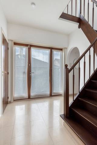 Immo Pické biedt u deze gunstig gelegen villa aan in Sint-Pieters-Leeuw, gelegen in de nabijheid van winkels, scholen, openbaar vervoer, invalswegen alle voorzieningen. Deze villa bestaat op de gelijkvloerse verdieping uit een inkomhal, een toilet, een ruime woonkamer met eethoek, een keuken, een berging en een inpandige garage (met douchekamer). Op de eerste verdieping beschikt deze woning over een nachthal, 3 ruime slaapkamers (26 m², 15 m², 13,50 m²) en een badkamer met bad, toilet en dubbele lavabo. De woning beschikt bovendien ook nog over een zolderruimte en een kelder die als stockage kunnen dienen. De woning beschikt reeds over dubbele beglazing (2007) en wordt verwarmd door een centraal verwarmingssysteem op gas. Achteraan beschikt deze woning nog over een groot terras en gezellige tuin. Voor de garage kan bovendien nog een extra wagen geparkeerd worden. Renovatieplicht van toepassing.