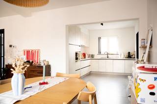 <p><span>Dit prachtige en eigentijdse appartement is gelegen op de Plèk te Hoegaarden, op de eerste en tweede verdieping van het gebouw.</span></p><p><span> </span></p><p><span>Dit appartement heeft een aparte toegang met trap naar de eerste verdieping.</span></p><p><span> </span></p><p><span>Op deze eerste verdieping is een ruime living met open keuken.  </span></p><p><span>De living geeft uit op het terras.  Op deze verdieping is een eerste toilet.</span></p><p><span> </span></p><p><span>Op de bovenverdieping zijn er 4 slaapkamers.  2 grote en 2 kleinere.</span></p><p><span> </span></p><p><span>De badkamer heeft een inloopdouche, dubbele lavabo en tweede toilet.</span></p><p><span> </span></p><p><span>Parkeren kan gratis op het Gemeenteplein.</span></p><p><span>Geen bijkomende algemene kosten.</span></p>