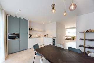 Op lot 14 wordt een energiezuinige halfopen woning gebouwd in strak traditionele stijl op een grondopp. van 144m² en met een totale bewoonbare opp. van 124m² op de 1<sup>e</sup> en 2<sup>e</sup> verdieping en 36m² op zolder. <br /><br /><strong>GELIJKVLOERS</strong>: inkom, wc, lichtrijke ruime leefruimte, wasplaats met aansluiting voor wasmachine en droogkast, open keuken vooraan met zicht op de gemeenschappelijke parktuin. Mooie tuin met tuinberging. Hagen worden aangeplant rond de woningen. <br /><br /><strong>EERSTE</strong> <strong>VERDIEPING</strong>: 3 slpks, open bureauruimte, aparte wc, badkamer ingericht met inloopdouche en badkamermeubel met dubbele lavabo, vaste trap naar de zolderverdieping die wordt afgewerkt als master bedroom + aparte technische berging.<br />Privéstaanplaats met mogelijkheid elektrisch laden voorzien.<br /><br />Voor meer info of een bezoek aan de kijkwoning, contacteer ons via 09 280 60 60 of via info@durabrik.be<br /><br />Durabrik bouwt hier 34 traditionele woningen rond een mooie parktuin. De woningen worden volledig afgewerkt aangeboden: met ingerichte keuken en badkamer, 2 toiletten, deuren en vloeren. Incl. Vloerverwarming standaard voorzien op het gelijkvloers, Ventilatiesysteem D, Regenwaterput 10.000L, Zonnepanelen waardoor de woning maximum E3 behaalt (fiscaal voordeel: 5 jaar vrijstelling betaling onroerende voorheffing!) en warmtepomp. Incl. hagen en tuinhuis.<br /><br />Download de brochure op https://durabrik.immo/wetteren-blauwe-paal<br />* beelden zijn indicatief<br /> 