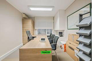 Deze handelsruimte is gelegen aan het stadhuis te Oostende. Deze locatie is uitermate gunstig dankzij de vlotte bereikbaarheid via o.a. de Verenigde-Natieslaan en de Alfons Pieterslaan. Ook is er tal van parkeergelegenheid in de buurt. <br /><br />Het pand werd voorheen gebruikt als bankkantoor en is dus reeds handig ingedeeld in verschillende compartimenten. Uiteraard staat het u steeds vrij naar eigen smaak in te richten. Dankzij de verschillende ruimtes, met o.a. een afzonderlijke receptie en bureauruimte zijn er hier talloze mogelijkheden. <br /><br />Achterin is er een functionele kitchenette, sanitaire ruimte en een groot terras. <br /><br />Tot slot is er nog een grote berging. <br /><br />Aarzel niet en neem contact op voor meer info of een afspraak. <br /><br />