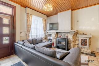 <p>Op zoek naar een knusse stek in een bruisende omgeving? Dan is deze woning met een bewoonbare oppervlakte van 83m² precies wat u zoekt. Gelegen in het hart van Hamme, biedt deze woning het perfecte evenwicht tussen comfort en functionaliteit.</p><p><strong>Indeling:</strong> </p><p>Een ruime en lichte woonkamer, ideaal voor ontspanning en gezellige avonden met familie en vrienden. </p><p>De slaapkamer biedt voldoende ruimte en comfort voor een goede nachtrust, terwijl de badkamer netjes en functioneel is ingericht.</p><p>De tuin vind je een rustige en een fijne plek om tot rust te komen en te genieten van zonnige dagen. </p><p>Daarnaast is er een praktische zijdoorgang, ideaal om fietsen veilig en gemakkelijk te stallen of te verplaatsen.</p><p>Hoewel er geen garage aanwezig is, zijn er in de directe omgeving voldoende parkeermogelijkheden beschikbaar.</p><p>Wacht niet langer en maak een afspraak voor een bezichtiging van deze uitnodigende woning. Een unieke kans om een eigen plekje te verwerven in het hart van Hamme.</p><p></p><p>Troeven:<br />- centrale ligging<br />- ruim terras<br />- Elektrische keuring conform<br /><br />Bent u geïnteresseerd in deze woning? Plan dan snel een afspraak in.</p><p><span><span>Voor meer informatie of een bezoek, contacteer je Gilles van Immo Zone op 0491/ 20. 35. 95</span></span><br /><br /></p><p><span><span></span></span></p>