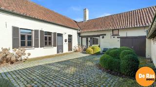 BEZOEKDAG ZATERDAG 12/07 VAN 10U TOT 12U (enkel op afspraak!)Geen nieuwbouw, maar een authentieke vierkantshoeve met ruime binnenkoer en buiten de...