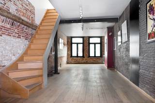 <p><span>Charmant en veelzijdig handelspand in hartje stad</span></p><p><span>Dit super goed gelegen winkelpand beschikt over een handelsgelijkvloers van </span><span>48 m²</span><span> met achteraan een praktische bergruimte en toilet. Dankzij de open indeling leent de ruimte zich uitstekend tot diverse handelsactiviteiten.</span></p><p><span>Op de </span><span>eerste verdieping</span><span> bevindt zich een royale ruimte van </span><span>44 m²</span><span>, voorzien van een basiskeuken. Deze etage kan perfect ingericht worden als bureau, workshopruimte of zelfs een gezellige leefruimte.</span></p><p><span>De </span><span>tweede verdieping</span><span> is ingedeeld in twee aparte kamers, met een badkamer (douche, lavabo en toilet) en een klein terrasje, ideaal om even tot rust te komen.</span></p><p><span>Wat dit pand zo bijzonder maakt, is de </span><span>authentieke charme</span><span> die het uitstraalt: hoge ramen die veel licht binnenlaten, een warme uitstraling en een indeling die uitnodigt tot creatief gebruik. Het pand combineert functionaliteit met karakter, waardoor het zich vlot laat aanpassen aan uiteenlopende concepten.</span></p><p><span>Bovendien ligt het in een levendige winkel-wandelstraat die fungeert als verbindingsweg naar de </span><span>Botermarkt, de Grote Markt en de Bruul</span><span> een toplocatie die zowel locals als passanten aantrekt.</span></p><p><span>Opmerking:</span><span> uitbating in de horeca is niet toegelaten.</span></p>