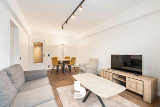 <p>Stap binnen in dit charmante appartement in de Kaaistraat, midden in het bruisende hart van Oostende.<br />Gelegen op de vijfde verdieping van een verzorgd gebouw uit 1965, geniet je hier van een mooie combinatie van ruimte, comfort en een centrale ligging.<br /><br />Bij het binnenkomen kom je terecht in de ruime woonkamer, waar het aangenaam thuiskomen is. De leefruimte loopt mooi over in de eetkamer, waardoor je hier alle ruimte hebt om gezellig te tafelen of met vrienden en familie samen te zijn. Vanuit de leefruimte geniet je bovendien van toegang tot een leuk terras, de ideale plek om even buiten te zitten met een koffie, een aperitiefje of gewoon te genieten van de buitenlucht.<br /><br />Aansluitend bevindt zich de praktische keuken, waar je alles bij de hand hebt om heerlijke maaltijden te bereiden. De indeling zorgt ervoor dat de keuken mooi aansluit bij de leefruimtes.<br />Verder beschikt het appartement over twee aangename slaapkamers. De ene kamer kan perfect dienstdoen als hoofdslaapkamer, terwijl de tweede kamer ook ideaal is als kinderkamer, logeerkamer of gezellige thuiswerkplek. De badkamer is functioneel ingericht en biedt nog mogelijkheden om deze volledig naar eigen smaak in te richten.<br /><br />Het appartement werd recent gerenoveerd en voelt daardoor fris en eigentijds aan. Met zijn 67 m² bewoonbare oppervlakte is er bovendien voldoende ruimte om hier comfortabel te wonen.<br />En dan is er natuurlijk de ligging: je bevindt je hier midden in Oostende, op wandelafstand van de winkels, gezellige horecazaken en de zee. Of je nu op zoek bent naar een eigen stekje aan de kust, een tweede verblijf of een interessante investering, dit appartement biedt heel wat mogelijkheden.<br /><br />Kom binnen, ontdek de ruimtes en laat je verrassen door de charme én het gezellige terras van dit appartement.</p>