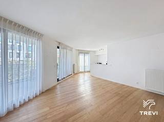 <p><strong>SCHAARBEEK</strong> – Ideaal gelegen in de gegeerde mediawijk (Reyers/Meiser), in de directe nabijheid van winkels, uitvalswegen en openbaar vervoer, lichtrijk duplexappartement van ±120m² bewoonbare oppervlakte gelegen op de 1e en 2e verdieping. Op de 1e verdieping bestaat het uit een inkomhal met apart toilet en vestiaire, een zeer ruime woonkamer van ±41,5m² die toegang biedt tot een mooi west-georiënteerd terras van ±16,5m², en een open ingerichte leefkeuken (oven, kookplaat, dampkap, koelkast/vriezer, aansluiting voor vaatwasser) met toegang tot een wasruimte. Op de 2e verdieping bevindt zich een nachthal met een slaapkamer van ±20,5m², een slaapkamer van ±10,5m², een bureau van ±7,5m² die allen toegang hebben tot een terras van ±16,5m², een douchekamer (douche, wastafel) en een badkamer (bad, wastafel, toilet). Kelder en parking inbegrepen in de huurprijs. Vaste lasten van € 130/maand (gemeenschappelijke delen). EPC B! Beschikbaar vanaf 01/01/2027.</p>
<p><u><br />Op de 1e verdieping</u> :</p>
<ul>
<li>Inkomhal met apart toilet en vestiaire</li>
<li>Woonkamer van ±41,5m² (5,74 x 7,24) met toegang tot het west-georiënteerde terras van ±16,5m²</li>
<li>Open leefkeuken ingericht (oven, kookplaat, dampkap, koelkast/vriezer, aansluiting vaatwasser) met toegang tot wasruimte</li>
</ul>
<p></p>
<p><u>Op de 2e verdieping</u> :</p>
<ul>
<li>Nachthal</li>
<li>Bureau van ±7,5m² (2,9 x 2,6) met toegang tot het terras van ±16,5m²</li>
<li>Slaapkamer van ±10,5m² (3,6 x 2,6) met toegang tot het terras van ±16,5m²</li>
<li>Slaapkamer van ±20,5m² (4,6 x 4,4) met toegang tot het terras van ±16,5m²</li>
<li>Douchekamer (douche, wastafel)</li>
<li>Badkamer (bad, wastafel, toilet)</li>
</ul>
<p></p>
<p>Kelder nr. 33, parking nr. 18 (-2) inbegrepen in de huurprijs</p>
<p>EPC B</p>