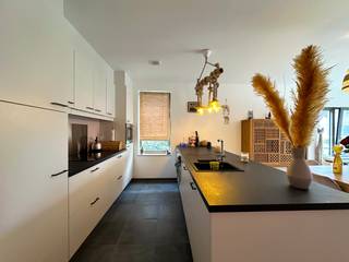 Gloednieuw, gelijkvloers appartement met 2 slaapkamers & autostaanplaats!Het appartement situeert zich op een centrale & rustige locatie te Wommelgem...