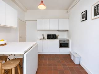 <p>Deze charmante woning is gelegen in de Spitaalpoortstraat 5, een rustige en karaktervolle woonerf op een centrale locatie in Gent. De woning maakt deel uit van een prachtig authentiek beluik met een gezellige gemeenschappelijke binnentuin, waar rust en stadsleven mooi samenkomen.<br /><br />Dankzij de uitstekende ligging bevinden winkels, scholen, openbaar vervoer en andere dagelijkse voorzieningen zich op wandelafstand. Ook het station en de belangrijkste invalswegen zijn vlot bereikbaar. Met een Mobiscore van 9,4/10 geniet u hier van een uitstekende bereikbaarheid, ideaal voor wie graag centraal woont.<br /><br />Bij het betreden van de woning komt u onmiddellijk in de open keuken met eetplaats. Aansluitend bevindt zich de badkamer op het gelijkvloers. Op de eerste verdieping vindt u een aangename leefruimte die veelzijdig kan worden ingericht. De tweede verdieping beschikt over een ruime slaapkamer met ingemaakte kast. De parketvloeren en de vele lichtinval zorgen voor een warme en aangename sfeer doorheen de woning.<br /><br />Daarnaast geniet u van de charmante gemeenschappelijke binnentuin, een unieke troef die zorgt voor een rustige en aangename woonomgeving midden in de stad. De woning is bovendien asbestveilig en EPC-label C.<br /><br />Wenst u meer informatie of een bezoek? Contacteer Sudenaz via 0485 77 66 47 of sudenaz@vicusvastgoed.be.</p>