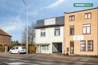 Dit pand combineert uitstekende commerciële mogelijkheden met comfortabel wonen, midden in het centrum.<br /><br />Indeling:<br /><br />Gelijkvloers (ca. 117 m²), perfect geschikt als handelspand, kantoorruimte, praktijk, of studio (bv. nagelstyliste, schoonheidssalon).<br />- De ruimtes zijn  casco, waardoor u de afwerking volledig naar eigen wens kunt invullen. Creëer de professionele omgeving die perfect bij uw activiteit past!<br />- Gelegen aan een drukke verbindingsweg, geniet u van een uitstekende zichtbaarheid en een vlotte bereikbaarheid voor uw cliënteel.<br />- Voldoende parkeergelegenheid op eigen terrein is een absolute troef, wat het comfort voor uw klanten garandeert.<br /><br />Loftappartement: <br /><br />- Eerste verdiep: Een ruime leefruimte, ingerichte keuken met alle comfort, een badkamer, toilet en een slaapkamer.<br />- Tweede Verdieping: Een lichte, open zithoek en een traphal met handige aansluitingen voor wasapparatuur.<br /><br /><br />Hobbyruimte:<br /><br />Achter de woning bevindt zich een ruim atelier/hobbyruimte met een stoere, industriële look. Ideaal voor de creatieve ondernemer, hobbyist, of als extra opslag/werkruimte. <br /><br />Het gebouw onderging een grondige renovatie, inclusief nieuwe ramen, isolatie, aanpassing elektriciteit, wat resulteert in een uitstekende EPC-score C!<br /><br />Dit pand is strategisch gelegen:<br /><br />- Alle voorzieningen in de onmiddellijke nabijheid (winkels, scholen, openbaar vervoer).<br />Vlotte Connectie op slechts 5 min. van Eeklo, Maldegem en de E34 richting Knokke, Antwerp, Brugge<br /><br />Mis deze unieke combinatie van wonen en werken op een toplocatie niet! Een zeldzame kans om uw droompand in Adegem (Maldegem) te realiseren.<br /><br /><br /><br />Deze AI-visualisaties zijn bedoeld als inspiratie. Er werd geen rekening gehouden met technische specificaties, stedenbouwkundige voorschriften of de concrete mogelijkheden tot realisatie.