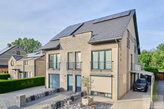 Bent u op zoek naar een ruim appartement met het comfort van een woning? Dan is dit verzorgde triplex appartement in Pelt zeker een bezoek waard!<br /><br />Met een bewoonbare oppervlakte van maar liefst 115 m² biedt dit appartement volop ruimte. Het Appartement beschikt over drie volwaardige slaapkamers, een aangename leefruimte met veel lichtinval en een praktische keuken.<br /><br />Dankzij de slimme indeling over drie verdiepingen geniet u van een gevoel van ruimte en privacy.<br /><br />Gelegen in een rustige omgeving in Pelt, combineert dit appartement een aangename woonomgeving met een vlotte bereikbaarheid van winkels, scholen, openbaar vervoer en andere voorzieningen.<br /><br />Een extra troef is de privatieve garagebox, waardoor u steeds beschikt over een veilige parkeerplaats en extra bergruimte.<br /><br />Troeven:<br />Triplex appartement van 115 m²<br />3 ruime slaapkamers<br />Rustige ligging in Pelt<br />Lichtrijke leefruimte<br />Private garagebox<br />Nabij winkels, scholen en uitvalswegen<br />Ideaal voor gezinnen, starters of investeerders<br /><br />Interesse in dit ruime appartement? Neem gerust contact met ons op voor meer informatie of een bezichtiging.<br /><br />"Wonen met ruimte, rust en comfort op een uitstekende locatie in Pelt."