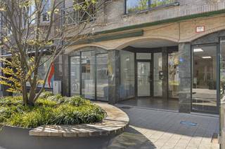 <span><span><strong>Veelzijdig handelspand in hartje Lanaken</strong></span></span><br /><span><span>Ben je op zoek naar een commerciële locatie om jouw zaak te vestigen of te investeren in een vastgoedpand met tal van mogelijkheden?<br />Dan is dit handelspand in het centrum van Lanaken, gelegen op de Stationsstraat, precies wat je zoekt!</span></span><br /><br /><span><span><strong>Centraal gelegen met maximale zichtbaarheid</strong></span></span><br /><span><span>Het pand bevindt zich pal in het centrum van Lanaken, op wandelafstand van winkels, horecazaken, scholen, banken en het openbaar vervoer. Dankzij de centrale ligging geniet je van een uitstekende passage en zichtbaarheid, wat dit pand uitermate geschikt maakt voor diverse handelsdoeleinden. Bovendien zijn er in de directe omgeving voldoende gratis parkeermogelijkheden, wat zowel voor klanten als personeel een groot pluspunt is.</span></span><br /><br /><span><span><strong>Indeling van het pand</strong></span></span><br /><span><span>Bij het betreden van het pand, kom je terecht in de winkel- of ontvangstruimte. Deze ruimte is voorzien van grote raampartijen die zorgen voor veel natuurlijk lichtinval. Via de gang heb je toegang tot twee aparte ruimtes dewelke momenteel in gebruik zijn als behandelkamer. Aan de achterzijde van het pand situeert zich nog een toiletruimte en berging. <br />Het handelspand is momenteel ingericht als schoonheidssalon, maar kan ideaal dienst doen voor detailhandel, de dienstverlenende sector of als praktijkruimte.</span></span><br /><br /><span><span><strong>Troeven en bijzonderheden</strong></span></span>
<ul>
<li><span><span>Toplocatie in het commerciële hart van Lanaken</span></span></li>
<li><span><span>Flexibele indeling geschikt voor diverse invullingen</span></span></li>
<li><span><span>Goede bereikbaarheid en parkeergelegenheid (gratis) in de buurt</span></span></li>
<li><span><span>Instapklaar of naar eigen smaak in te richten</span></span></li>
</ul>
<br /><span><span>Kortom, een multifunctioneel handelspand op een uitstekende locatie, met veel potentieel voor ondernemers of investeerders die op zoek zijn naar een waardevaste opportuniteit in het centrum van Lanaken.<br /><br />Bekijk onze <strong>virtuele tour </strong>doorheen het handelspand. </span></span><span><span><em>https://www.youtube.com/shorts/A0hc6wy_AUw</em></span></span><br /><br /><span><span>Wens je graag meer informatie of een bezichtiging, neem gerust contact met ons op via het nummer <span><strong>089 23 44 22</strong></span> of mail naar <span><strong>info@immoverslegers</strong></span>!</span></span>