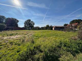 <strong>BOUWGROND</strong><br />Perceelsoppervlakte: 1551 m²<br />Oriëntatie: Zuid-west<br />Perceelsbreedte: 17,89 meter<br /><br /><strong>Bouwvoorschriften:</strong><br />Open bebouwing <br />Bouwzone hoofdgebouw ca 215m²<br />Minimum 5 m van de zijdelingse perceelsgrens bouwen.<br />Schuin dak max helling 45°, plat dak toegelaten op uitbouwen<br /><br /><strong>Volledige voorschriften van BPA te verkrijgen op kantoor</strong><br /><br /><strong>POSITIEVE PUNTEN</strong><br />Zuid-west oriëntatie<br />Ruime zone voor hoofdgebouw<br />Rustige woonligging<br />Kort nabij dorpskern Westmalle