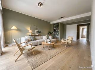 <h2><span>Licht en ruim 2-slaapkamerappartement met terras, zonnepanelen en airco</span></h2><p><span>Dit aangename en lichtrijke appartement is gelegen op de </span><span>tweede verdieping</span><span> van een verzorgde residentie aan de Vronemeers in Asse. Dankzij de ruime leefruimtes, twee volwaardige slaapkamers, het terras en enkele energiezuinige voorzieningen vormt dit appartement een ideale woonst voor zowel eigen bewoning als investering.</span></p><p><span>Bij het betreden van het appartement komt u terecht in een </span><span>ruime inkomhal met vestiaire</span><span>. Van hieruit heeft u toegang tot een apart gastentoilet en de badkamer, uitgerust met een </span><span>ligbad met douchefunctie, dubbele wastafel en voldoende kastruimte</span><span>.</span></p><p><span>Het appartement beschikt over </span><span>twee slaapkamers van respectievelijk circa 11,5 m² en 14,5 m²</span><span>.</span></p><p><span>De </span><span>ruime leefruimte van circa 27 m²</span><span> geniet van veel natuurlijke lichtinval en biedt voldoende plaats voor zowel een gezellige zithoek als een eetruimte. Aansluitend bevindt zich de keuken, die is uitgerust met de nodige toestellen en beschikt over een </span><span>praktische aangrenzende berging</span><span>.</span></p><p><span>Zowel vanuit de keuken als vanuit de leefruimte heeft u rechtstreeks toegang tot het </span><span>terras</span><span>, een aangename extra buitenruimte.</span></p><p><span>Op de kelderverdieping beschikt het appartement bovendien over een </span><span>private berging</span><span>. In de gemeenschappelijke fietsenberging is er plaats voorzien voor het stallen van </span><span>twee fietsen</span><span>.</span></p><p><span>Een bijkomende troef is dat het appartement beschikt over </span><span>7 zonnepanelen en een airco-unit</span><span>, wat bijdraagt aan het wooncomfort en een energiezuiniger verbruik.</span></p><p><span>Troeven:</span></p><ul><li><span>Gelegen op de tweede verdieping</span></li><li><span>Ruime en lichtrijke leefruimte van ca. 27 m²</span></li><li><span>2 slaapkamers van ca. 11,5 m² en 14,5 m²</span></li><li><span>Terras bereikbaar vanuit keuken én leefruimte</span></li><li><span>Badkamer met ligbad/douche en dubbele wastafel</span></li><li><span>Praktische berging aansluitend aan de keuken</span></li><li><span>Private kelderberging</span></li><li><span>Gemeenschappelijke fietsenberging met plaats voor 2 fietsen</span></li><li><span>7 zonnepanelen</span></li><li><span>Airco-unit</span></li></ul><p><span>Een comfortabel en praktisch ingedeeld appartement met interessante energievoorzieningen op een aangename locatie in Asse.</span></p><p><span>Meer informatie of een bezoek ter plaatse? Contacteer Immo Robert op 052 89 50 99 of via <span>alexander@immorobert.be</span></span><span>.</span></p>