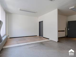 Ruim gelijkvloers appartement in het centrum van Neerpelt. De koper dient er rekening mee te houden dat het appartement opgefrist dient te worden...