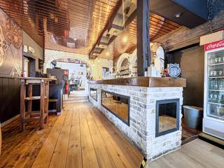 Le commerce est l'ancien restaurant "L'Escale by Mike". Le restaurant fait 130 m2 à l'intérieur, 55m2 à l'extérieur (terrasses couvertes et...