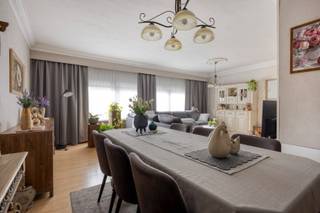 Dit instapklare appartement op de eerste verdieping combineert comfort, ruimte en een centrale ligging. U geniet hier van alle voorzieningen binnen handbereik: winkels, horeca, scholen en openbaar vervoer. Daarnaast bent u vlot bereikbaar via de N103, N18 en N71.<br /><br />Indeling:<br />We betreden het appartement via de inkomhal, die toegang biedt tot de drie volwaardige slaapkamers, wasplaats, berging en de recent volledig vernieuwde badkamer (1,5 jaar geleden) met bad en wastafel. De ruime, lichtrijke woonkamer vormt het hart van het appartement, met aansluitend de volledig uitgeruste keuken. <br /><br />Achteraan de residentie bevindt zich een garage met elektriciteit, verplicht bij aan te kopen voor €20.000.<br /><br />Extra troeven:<br />- EPC-label C<br />- Rolluiken aanwezig<br />- Uitstekende ligging, dicht bij alle voorzieningen<br /><br />Voor meer info of een bezoek contacteer ons via info@vastengoed.be of via 014/72 73 74.<br /><br />Wenst u een gratis schatting van uw eigendom? Contacteer ons via 014/72 73 74.